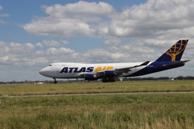 Uçak, Polderbaan 'dan Amsterdam Schiphol havaalanından kalkıyor. Uçak tipi Boeing 747. Tabela adı N498MC Atlas Air.