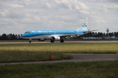 Uçak, Polderbaan 'dan Amsterdam Schiphol havaalanından kalkıyor. Uçak tipi Embraer 190 / 195 tabela adı PH-EZY uçak KLM