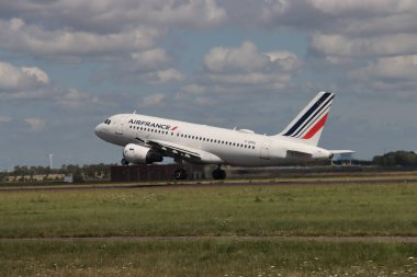 Uçak, Polderbaan 'dan Amsterdam Schiphol havaalanından kalkıyor. Uçak tipi Airbus A319 tabelası F-GRHL Air France
