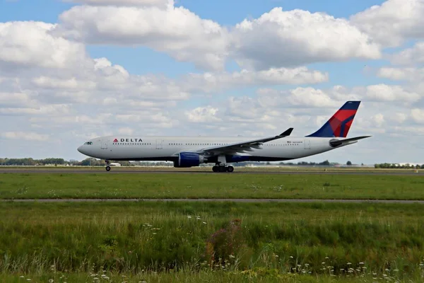 Aviones Está Despegando Desde Aeropuerto Amsterdam Schiphol Polderbaan Tipo Avión — Foto de Stock