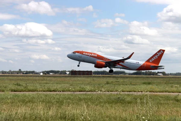 Vliegtuig Vertrekt Vanaf Luchthaven Amsterdam Schiphol Vanaf Polderbaan Vliegtuigtype Airbus — Stockfoto