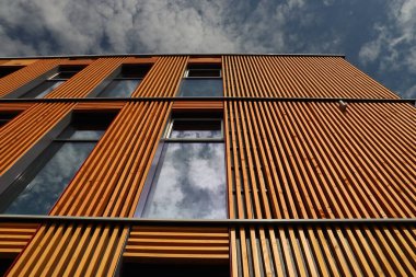 Zuidplas belediye binasının camlarında yansıyan bulutlar