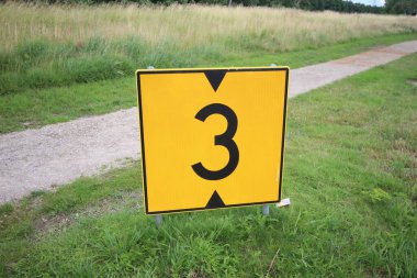 Zeven huizen 'deki kürek fabrikasında sarı tabela.