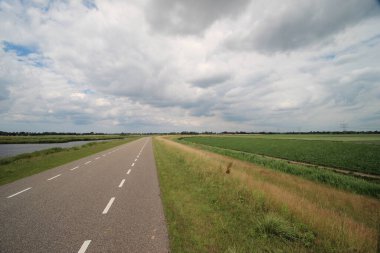 Hollanda, Zevenhuizen 'de Willem-Alexanderbaan adlı Rotterdam için su deposu olarak Eendragtspolder' da kürek çekme şeridi
