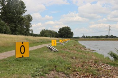 Hollanda, Zevenhuizen 'de Willem-Alexanderbaan adlı Rotterdam için su deposu olarak Eendragtspolder' da kürek çekme şeridi