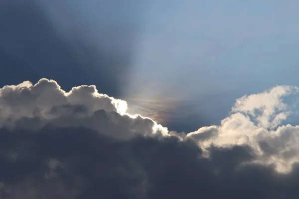 Raios Crepusculares Com Cores Iridescência Uma Nuvem Cumulus Verão Holanda — Fotografia de Stock