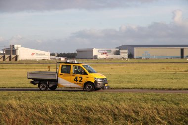 Kuş denetleyici 42 Buitenveldert boyunca gelen trafik yüzünden kuşları kovalamak için.