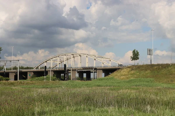 Biały Stalowy Most Nad Torami Kolejowymi Autostradzie A20 Moordrecht — Zdjęcie stockowe