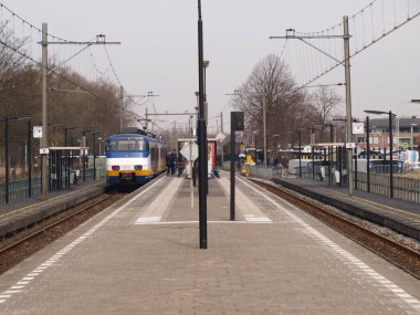 Hollanda 'nın Waddinxveen istasyonundaki tren raylarında spinter yerel banliyö treni 