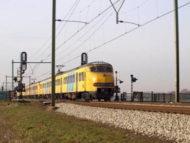 Mat '64 yerel banliyö treni Moordrecht' te Gouda istasyonuna gidiyor.