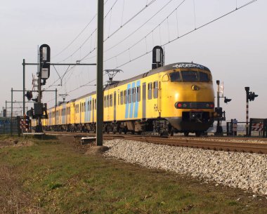 Mat '64 yerel banliyö treni Moordrecht' te Gouda istasyonuna gidiyor.