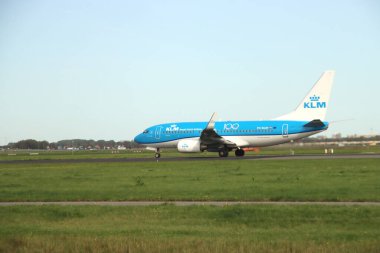 KLM 'nin Boeing 737 tipi 700 modeli Hollanda' daki Amsterdam Schiphol Havalimanı 'ndan Polderbaan şeridinde ayrılıyor.
