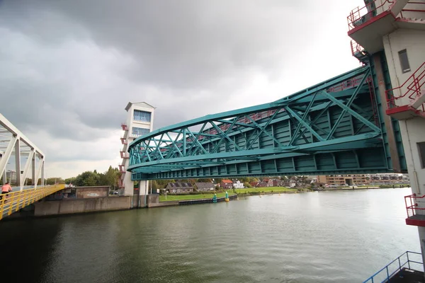 Два Огромных Барьера Воды Кримпен Ден Эйссел Hollandsche Ijsselkering Реке — стоковое фото