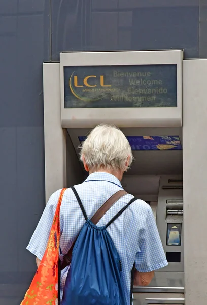 Estrasburgo Francia Julio 2016 Hombre Cajero Automático — Foto de Stock