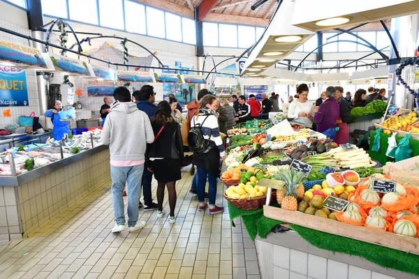 Pornichet Francia Abril 2017 Pintoresco Mercado Cubierto Primavera —  Fotos de Stock