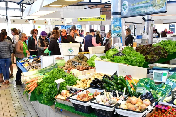 Pornichet Francia Abril 2017 Pintoresco Mercado Cubierto Primavera —  Fotos de Stock