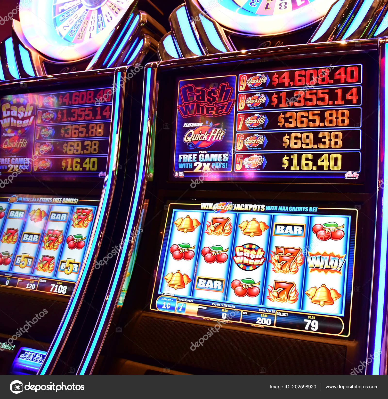 拉斯维加斯2016年7月11日豪华卢克索酒店赌场的老虎机—— 库存社论照片© packshot #202598920