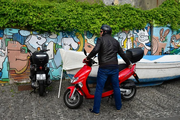 Funchal Portekiz Şubat 2018 Şehir Merkezinde Bir Scooter Ile Adam — Stok fotoğraf