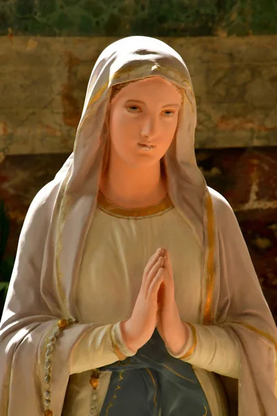 法国胡丹 2018年5月1日 历史教堂的玛丽雕像 — 图库照片