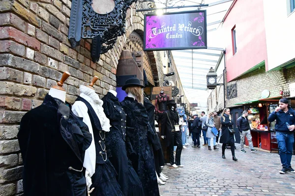 London England März 2018 Bekleidungsgeschäft Malerischen Camden Market — Stockfoto