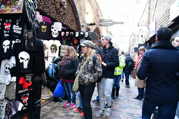 London England März 2018 Bekleidungsgeschäft Malerischen Camden Market — Stockfoto