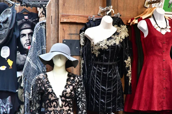 ロンドン イギリス 2018 美しいカムデン マーケットのショップの服 — ストック写真