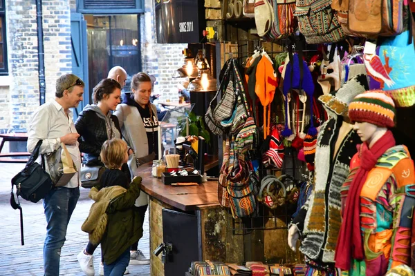 London England März 2018 Bekleidungsgeschäft Malerischen Camden Market — Stockfoto