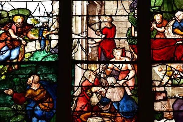 蒙福特 Amury 2018年5月1日 历史复兴教堂的彩色玻璃窗户 — 图库照片