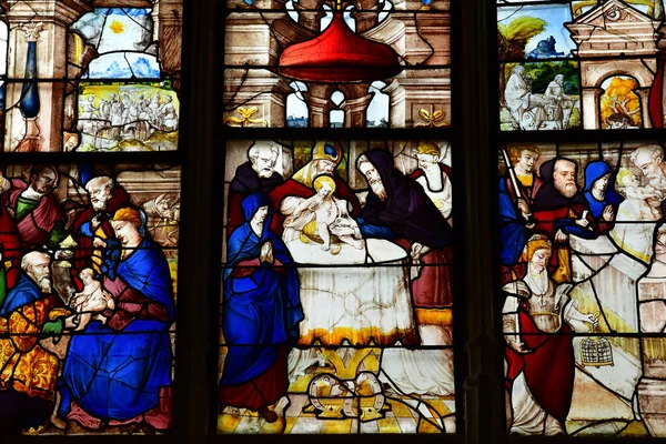 モンフォール アマウリー フランス 2018 歴史的ルネサンス教会のステンド グラスの窓 — ストック写真