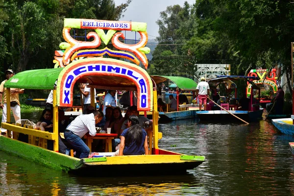 メキシコ 米国メキシコ 2018 観光とソチミルコ区の運河沿いにある水上レストラン — ストック写真