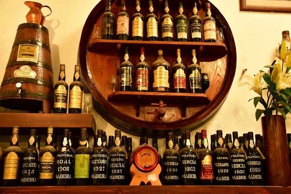 フンシャル マデイラ ポルトガル 2018 ドリヴェイラス ワインセラーで古いマデイラ ワイン ボトル — ストック写真