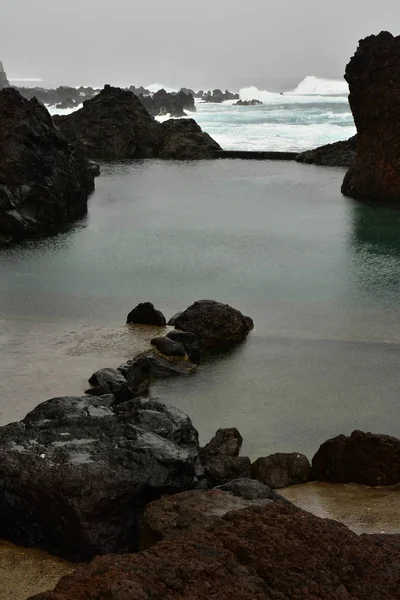 Porto Moniz Madeira Portekiz Şubat 2018 Volkanik Kaya Doğal Havuzda — Stok fotoğraf