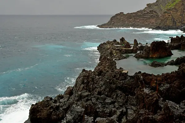 Porto Moniz Madeira Portekiz Şubat 2018 Volkanik Kaya Doğal Havuzda — Stok fotoğraf