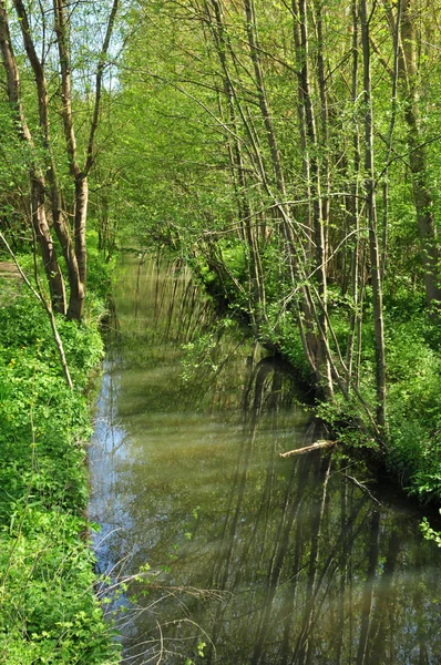 Armenonville 2016年5月6日 风景如画的村庄里的河流 — 图库照片