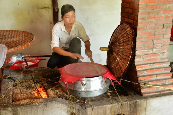 Vinh Long Socjalistycznej Republiki Wietnamu Sierpień 2018 Młoda Kobieta Gotuje — Zdjęcie stockowe
