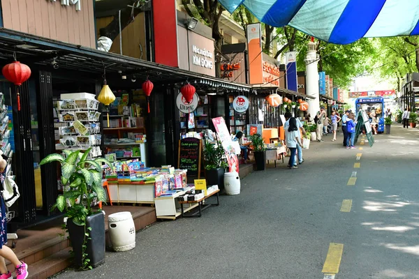 越南社会主义共和国西贡胡志明市 2018年8月16日 邮局附近的书店街 — 图库照片