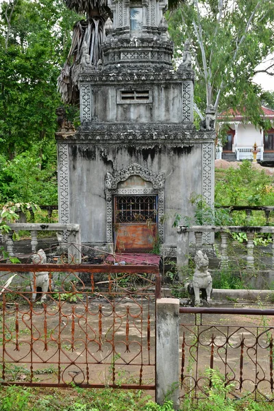 Kampong Tralach Βασίλειο Της Καμπότζης Αυγούστου 2018 Τάφος Στην Τοποθεσία — Φωτογραφία Αρχείου