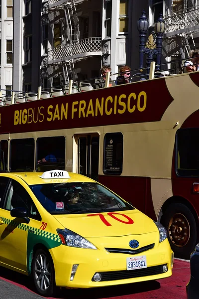 旧金山 2016年7月13日 在市中心的街道上乘坐出租车和一辆旅游大巴 — 图库照片