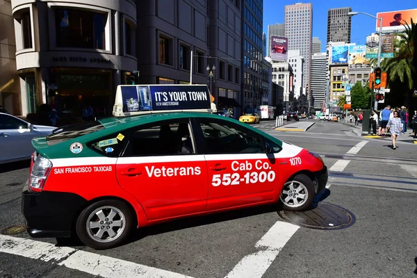 San Francisco Abd Temmuz 2016 Şehir Merkezinde Bir Sokakta Taksi — Stok fotoğraf