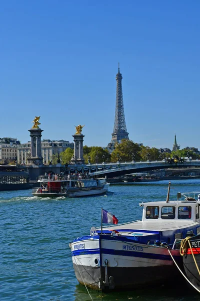Παρίσι Γαλλία Σεπτεμβρίου 2018 Στον Ποταμό Σηκουάνα Κοντά Στη Γέφυρα — Φωτογραφία Αρχείου