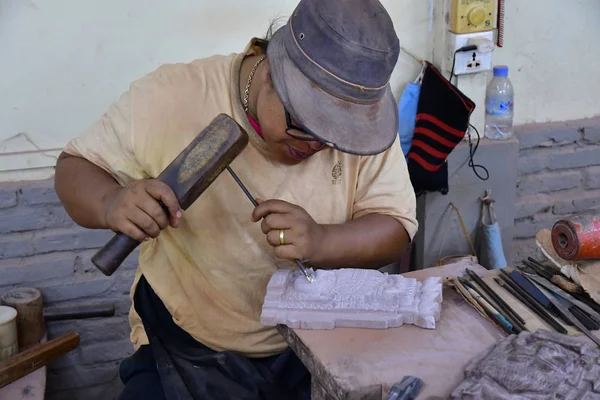 Siem Reap Königreich Kambodscha August 2018 Kunsthandwerker Angkor Kambodschanisches Kunsthandwerk — Stockfoto