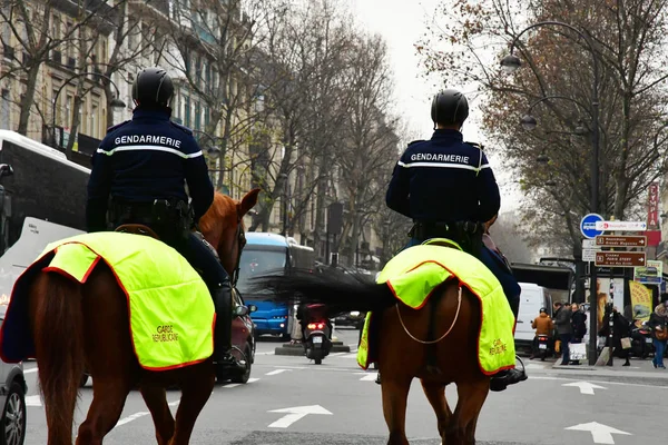 Париж Франция Декабрь 2017 Конная Полиция Бульваре Капуцинов — стоковое фото