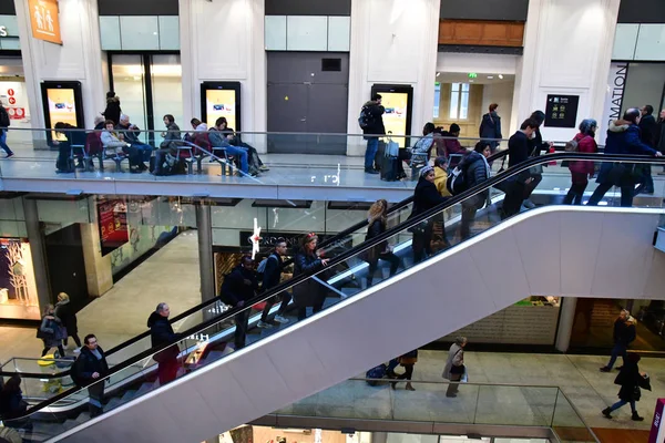 2018年11月30日 巴黎圣拉扎尔车站自动扶梯 — 图库照片