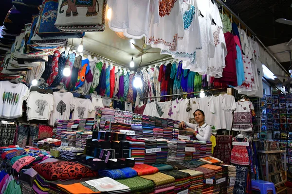 stock image Siem Reap; Kingdom of Cambodia - august 25 2018 : souvenir at the picturesque market