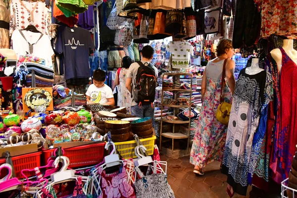 Siem Reap Królestwo Kambodży Sierpień 2018 Sklep Pamiątkami Malowniczym Rynku — Zdjęcie stockowe