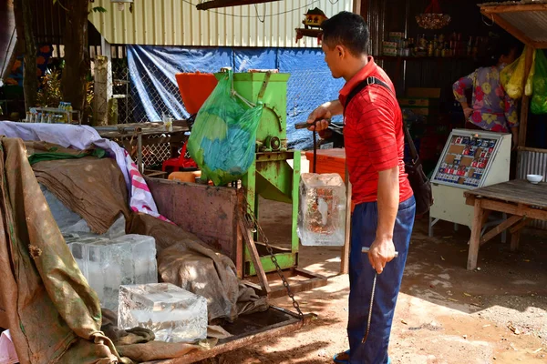 Koh Chen Royaume Cambodge Août 2018 Marchand Glace Dans Village — Photo