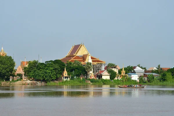 プノンペンにある カンボジア王国 2018 ボートから川沿い眺め — ストック写真