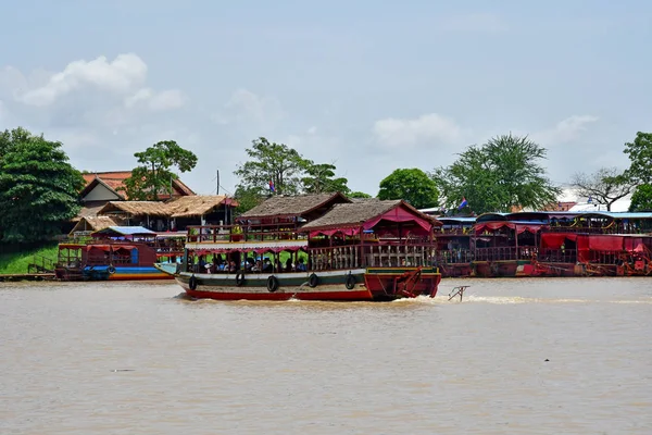 Siem Biçmek Kamboçya Ağustos 2018 Nehir Kenarında Bir Cruise Gemi — Stok fotoğraf