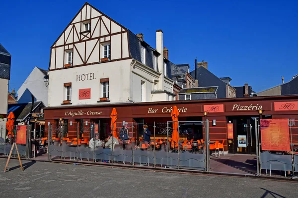 法国埃特雷特 2017年5月10日 海滩附近的一家酒店餐厅 — 图库照片