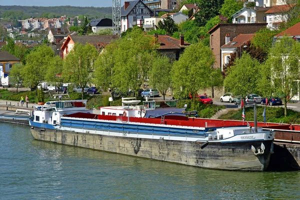 Conflans Sainte Honorine; France - april 20 2018 : barge on the — Stock Photo, Image